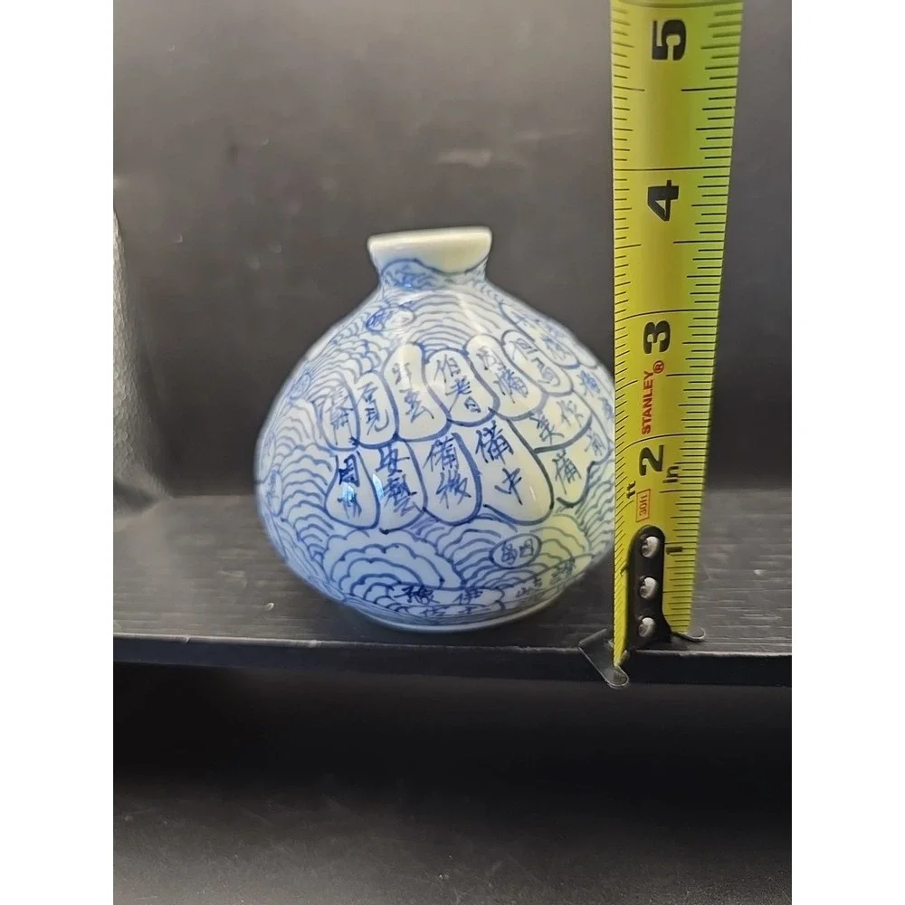 Blue & White Floral Porcelain Vase – Round Bulb Shape Bud Vase Chinoiserie Style